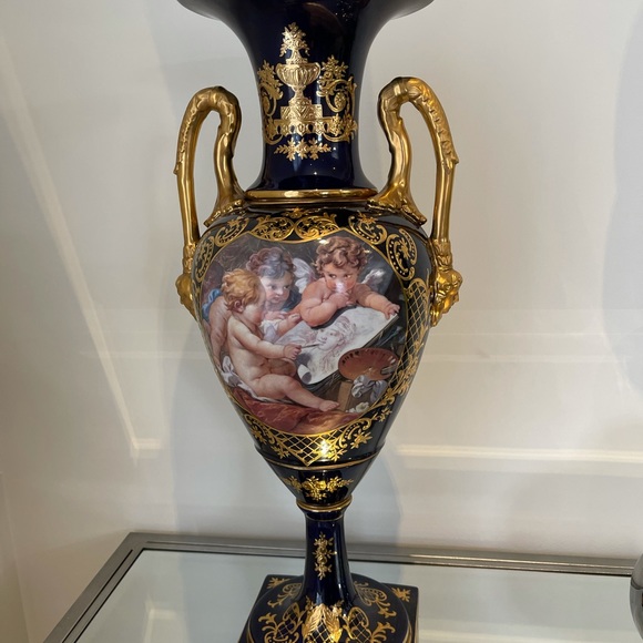 Vase - Picture 2 of 9